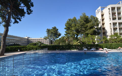 Mariposa: Water, Sky, Plant, Building, Tree, Azure, Swimming Pool, Window, Leisure, House