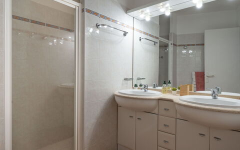 Eden Parc: Mirror, Tap, Sink, Plumbing Fixture, Bathroom Cabinet, Bathroom Sink, Cabinetry, Bathroom, Building