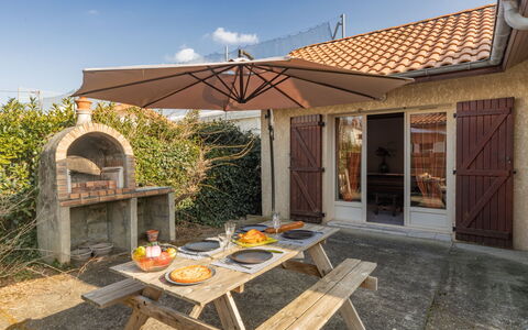 La Gare: Couch, Furniture, Property, Table, Picture Frame, Window, Azure, Interior Design, Lighting, Comfort