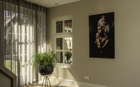 Het Landhuis: Property, Plant, Flowerpot, Houseplant, Building, Wood, Picture Frame, Textile, Interior Design, Lighting