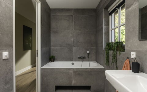 Het Landhuis: Bathtub, Plumbing Fixture, Property, Plant, Window, Bathroom, Building, Tap, Interior Design