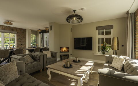 Het Landhuis: Couch, Property, Furniture, Picture Frame, Table, Interior Design, Lighting, Living Room, Window, Houseplant