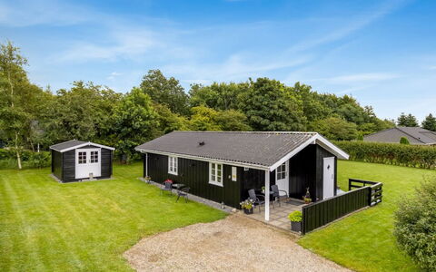 Tolke - 29Km from the Sea: Building, House, Window, Home, Roof, Residential Area, Shrub, Cottage, Land Lot