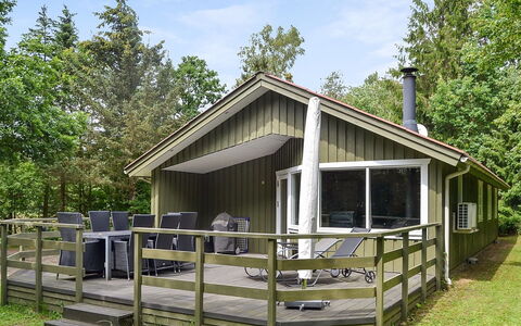 Joonatan - 30Km from the Sea: Building, House, Window, Home, Roof, Residential Area, Shrub, Cottage, Land Lot