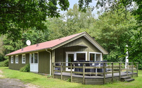 Joonatan - 30Km from the Sea: Building, House, Window, Home, Roof, Residential Area, Shrub, Cottage, Land Lot