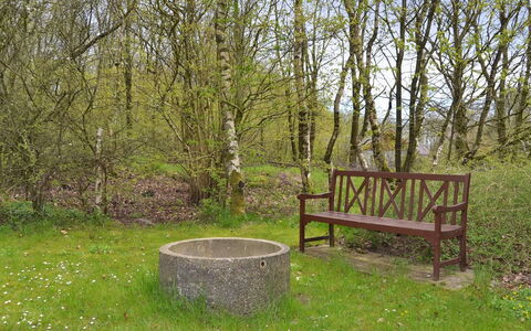 Joonatan - 30Km from the Sea: Building, House, Window, Home, Roof, Residential Area, Shrub, Cottage, Land Lot