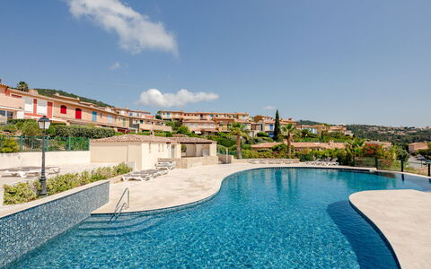Les Issambres 320: Water, Sky, Cloud, Plant, Building, Azure, Swimming Pool, Seaside Resort, Body Of Water, Outdoor Furniture