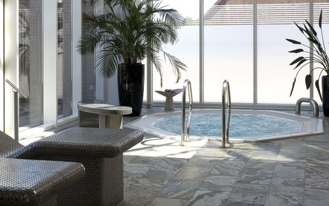 Fanny - 2Km from the Sea: Flooring, Floor, Swimming Pool, Composite Material, Tile, Resort, Concrete, Water Feature