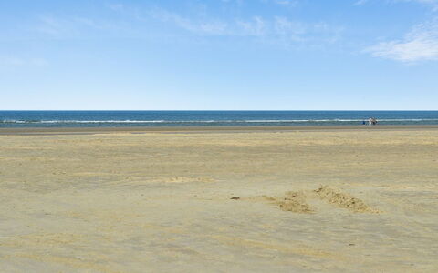 Guder - 500M from the Sea: Roof, House, Land Lot, Home, Cottage, Estate, Garden Buildings, Shade, Log Cabin, Landscaping