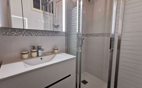 Puits aux Braies: Mirror, Tap, Sink, Plumbing Fixture, Property, Building, Bathroom Sink, Bathroom Cabinet, Bathroom
