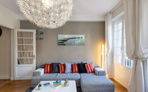 Puits aux Braies: Building, Window, Comfort, Wood, Television, Living Room, Interior Design, House, Couch, Floor