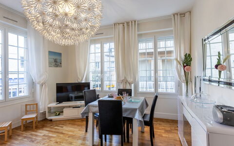 Puits aux Braies: Building, Window, Comfort, Wood, Television, Living Room, Interior Design, House, Couch, Floor
