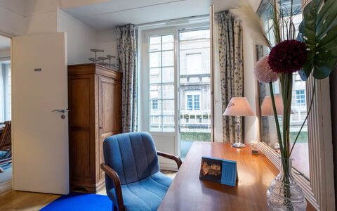 Lancette: Building, Window, Comfort, Wood, Television, Living Room, Interior Design, House, Couch, Floor