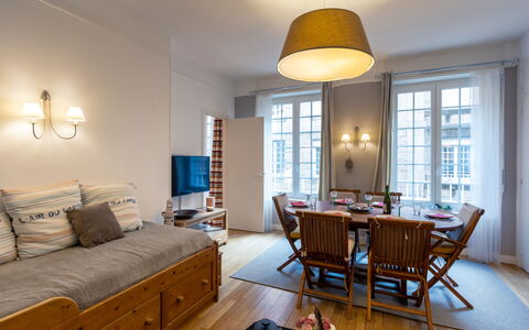 Lancette: Couch, Furniture, Property, Table, Picture Frame, Window, Azure, Interior Design, Lighting, Comfort