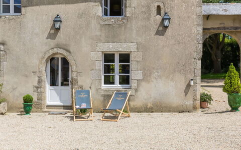 Penguilly: Plant, Window, Property, Building, Architecture, Flowerpot, Neighbourhood, Rural Area, Door, Facade