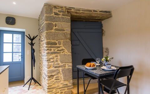 Zenaïde: Building, Window, Comfort, Wood, Television, Living Room, Interior Design, House, Couch, Floor