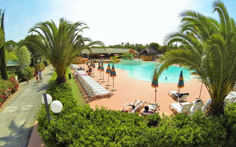 Marina di Bibbona 673: Water, Sky, Plant, Cloud, Property, Swimming Pool, Tree, Azure, Seaside Resort, Outdoor Furniture