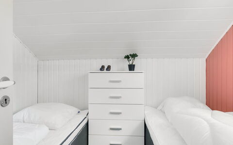 Leonard - 30Km from the Sea: Floor, Bedroom, Interior Design, Flooring, Bed, Bedding, Bed Sheet, Ceiling, Room
