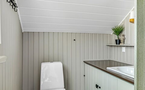 Leonard - 30Km from the Sea: Ceiling, Interior Design, Flooring, Plumbing Fixture, Floor, Light Fixture, Bathroom, Plumbing, Tap, Sink