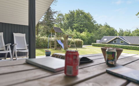 Leonard - 30Km from the Sea: Siding, Home, Cottage, Shade, Lawn, Garden, Backyard, Yard, Landscaping, Garden Buildings