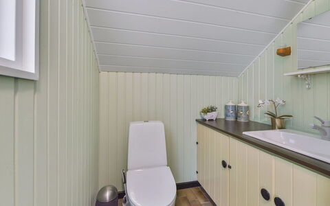 Leonard - 30Km from the Sea: Plumbing Fixture, Wood, Interior Design, Flooring, Bathroom, Floor, Ceiling, Plumbing, Tap, Sink