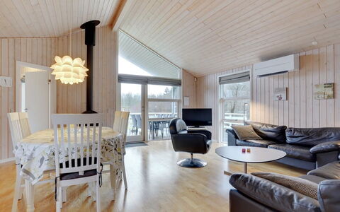 Tatti - 30Km from the Sea: Ceiling, Interior Design, Furniture, Home, Light Fixture, Living Room, Room, Apartment, Winter, Chandelier