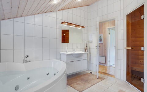 Tatti - 30Km from the Sea: Flooring, Plumbing Fixture, Interior Design, Wood, Ceiling, Floor, Bathroom, Plumbing, Room, Home
