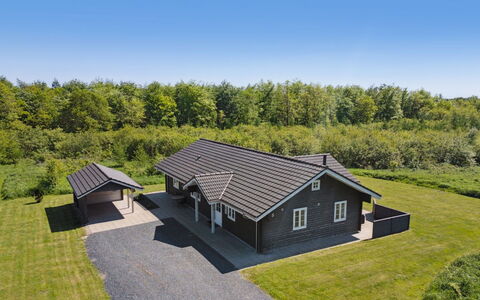 Quanna - 30Km from the Sea: Architecture, Roof, Home, Composite Material, Daylighting, Siding, Driveway