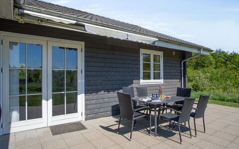 Quanna - 30Km from the Sea: Architecture, Roof, Home, Composite Material, Daylighting, Siding, Driveway