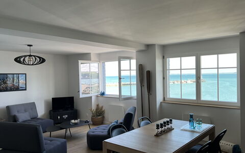 Vue Eméraude: Table, Furniture, Couch, Property, Window, Azure, Building, Lighting, Interior Design, Wood