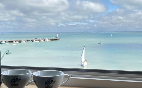 Vue Eméraude: Cloud, Water, Sky, Azure, Dishware, Tableware, Drinkware, Horizon, Serveware, Cup