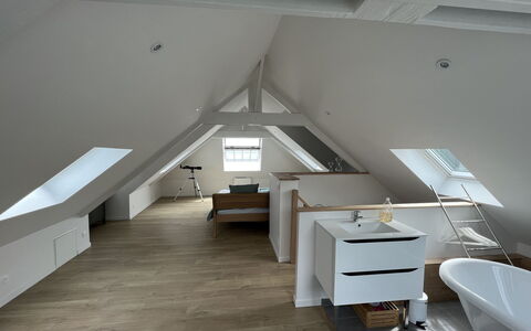 Vue Eméraude: Building, Wood, Flooring, Floor, Window, Hardwood, Ceiling, House, Hall