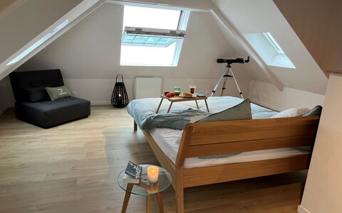Vue Eméraude: Furniture, Property, Comfort, Building, Wood, Shade, Flooring, Interior Design, Lamp, House