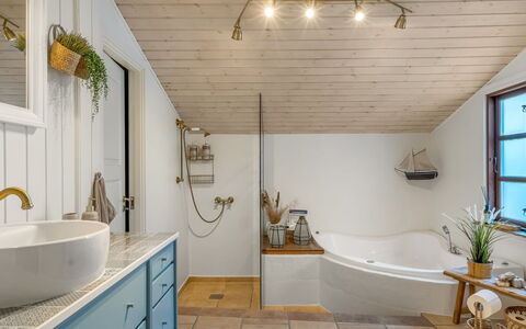 Gunnulf - 750M from the Sea: Interior Design, Flooring, Plumbing Fixture, Wood, Ceiling, Floor, Bathroom, Light Fixture, Tap, Plumbing