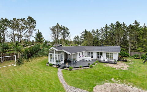 Gunnulf - 750M from the Sea: Home, Estate, Lawn, Garden, Landscaping, Yard, Driveway, Farmhouse, Villa, Backyard