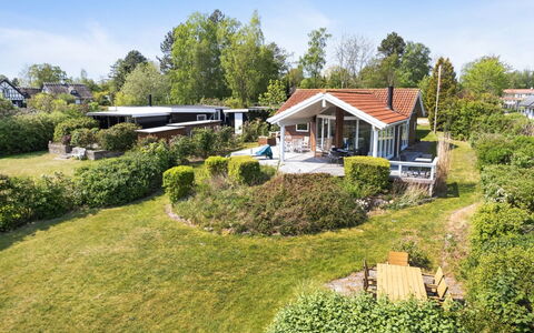 Brunman - 10M to the Fjord: Building, House, Residential Area, Home, Roof, Shrub, Cottage, Land Lot, Estate
