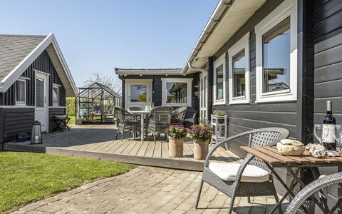 Ylvie - 150M from the Sea: Blue, Shrub, Cottage, Groundcover, Garden, Estate, Shade, Landscaping, Farmhouse, Eco Hotel