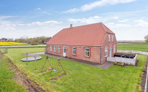 Adine - 13Km from the Sea: Blue, Shrub, Cottage, Groundcover, Garden, Estate, Shade, Landscaping, Farmhouse, Eco Hotel