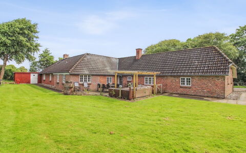 Hedda - 15Km from the Sea: Blue, Shrub, Cottage, Groundcover, Garden, Estate, Shade, Landscaping, Farmhouse, Eco Hotel