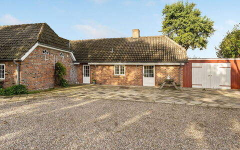 Hedda - 15Km from the Sea: Blue, Shrub, Cottage, Groundcover, Garden, Estate, Shade, Landscaping, Farmhouse, Eco Hotel