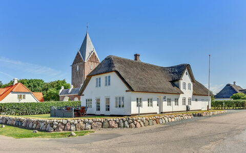 Ejna: Blue, Shrub, Cottage, Groundcover, Garden, Estate, Shade, Landscaping, Farmhouse, Eco Hotel