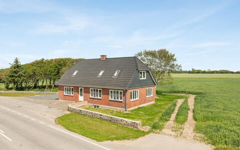 Iina - 13Km from the Sea: Building, Grass, Window, House, Roof, Home, Architecture, Cottage, Rural Area, Land Lot