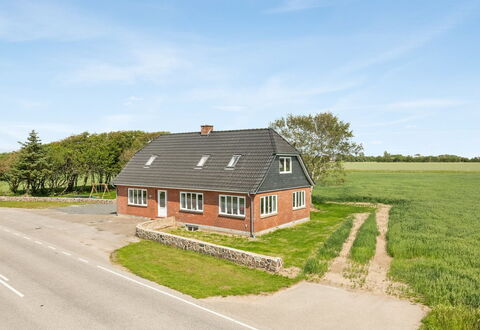 Iina - 13Km from the Sea: Building, Grass, Window, House, Roof, Home, Architecture, Cottage, Rural Area, Land Lot
