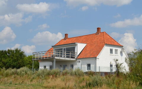 Ammy - 7.5Km from the Sea: Residential Area, Roof, Suburb, Driveway, Estate, Chimney