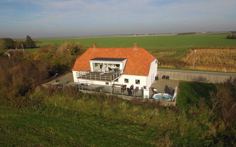 Ammy - 7.5Km from the Sea: Residential Area, Roof, Suburb, Driveway, Estate, Chimney