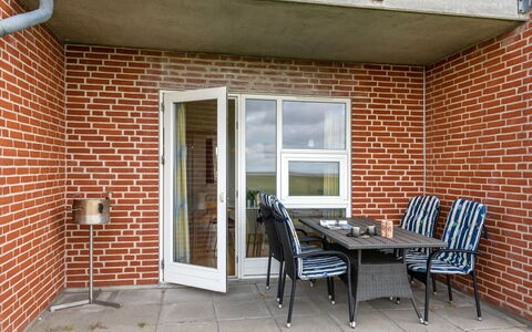 Sofija: Roof, Home, House, Siding, Cottage, Composite Material, Door, Sash Window, Estate, Chimney