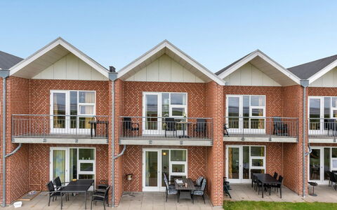 Sofija: Roof, Home, House, Siding, Cottage, Composite Material, Door, Sash Window, Estate, Chimney