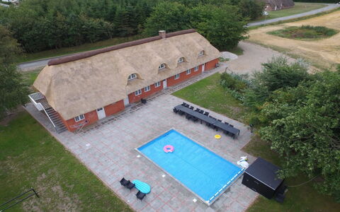 Alitta - 27Km from the Sea: Roof, Home, Cottage, Siding, Shade, Farmhouse, Estate, Driveway, Garden Buildings, Yard