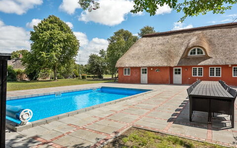 Alitta - 27Km from the Sea: Roof, Home, Cottage, Siding, Shade, Farmhouse, Estate, Driveway, Garden Buildings, Yard