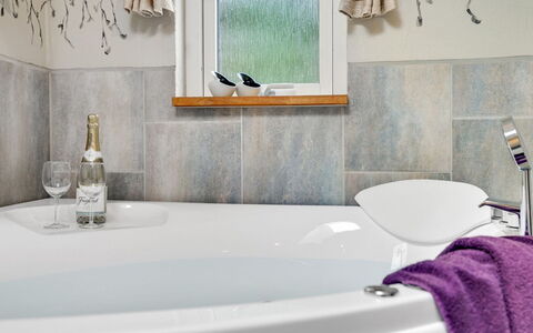 Aletta - 25Km from the Sea: Plumbing Fixture, Interior Design, Flooring, Bathroom, Tap, Plumbing, Floor, Tile, Bathtub, Sink